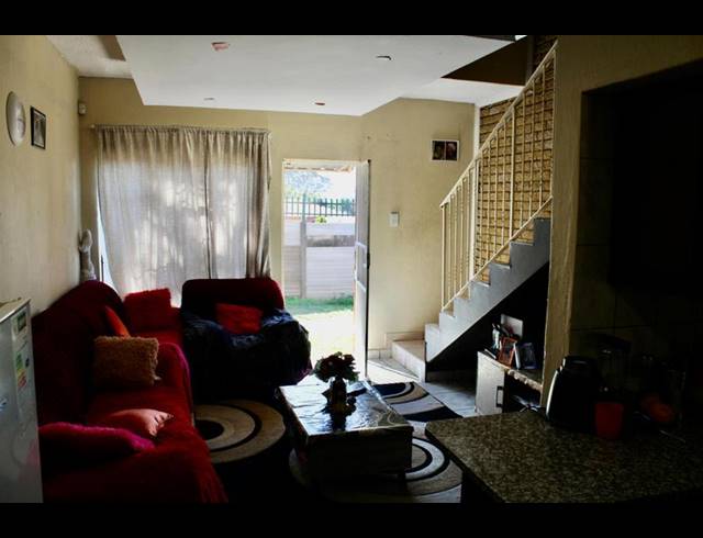 3 BEDROOM TOWNHOUSE FOR SALE IN SILVERTON